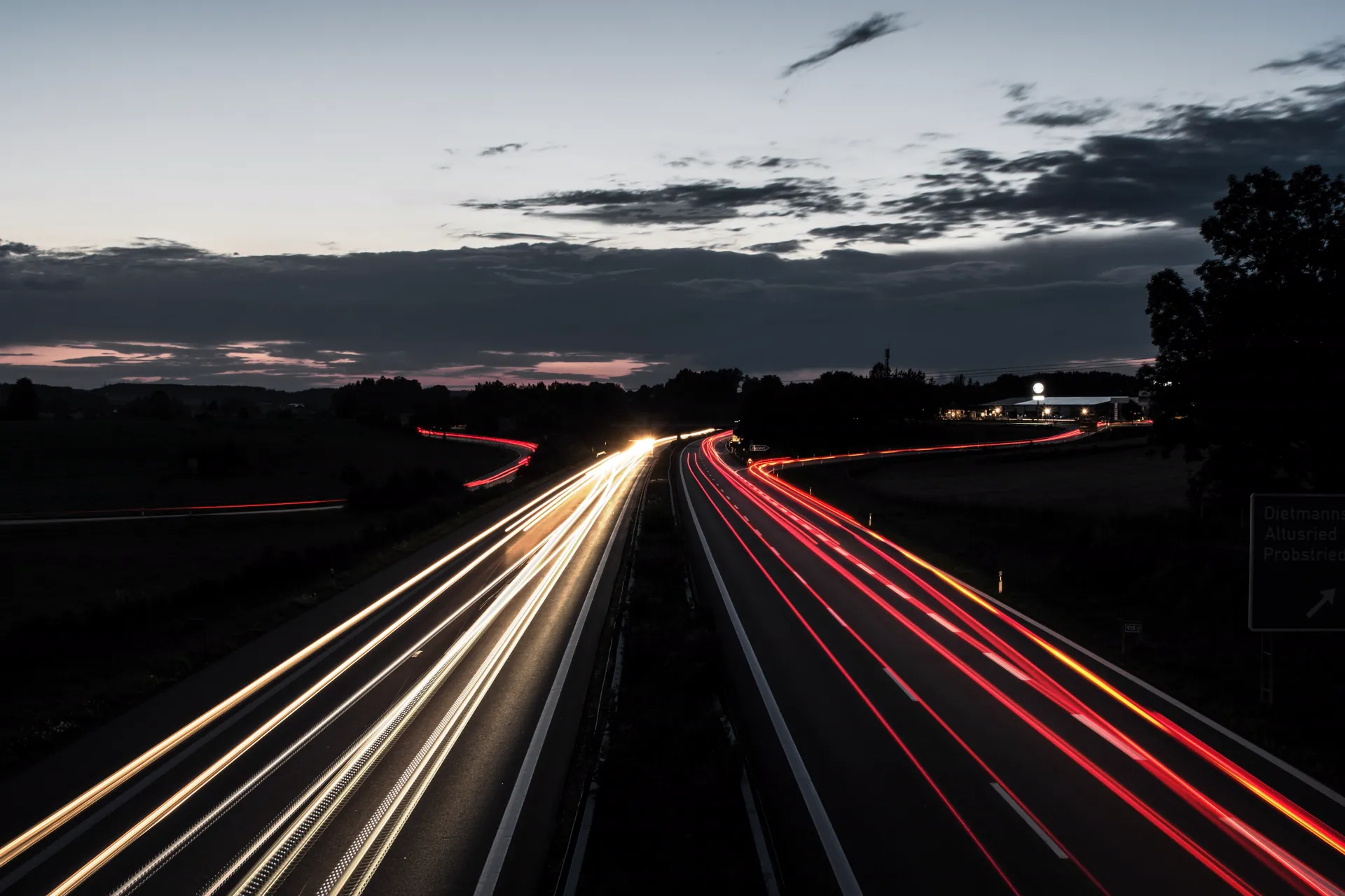 Autobahn als Symbol für automatisierte Logistikprozesse